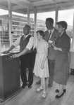 836551 Afbeelding van het publiek in het seinhuis op de stand van de N.S. op de Energie Manifestatie 1955 (E55) te Rotterdam.